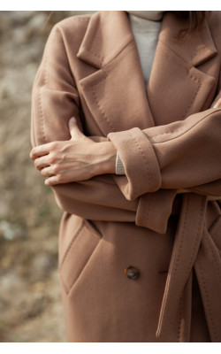 Базове двубортне пальто бежевого відтінку