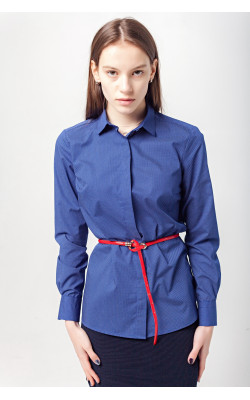 Женская рубашка синего цвета с принтом