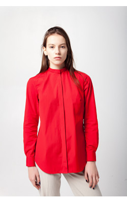 Красная рубашка со складками на спинке