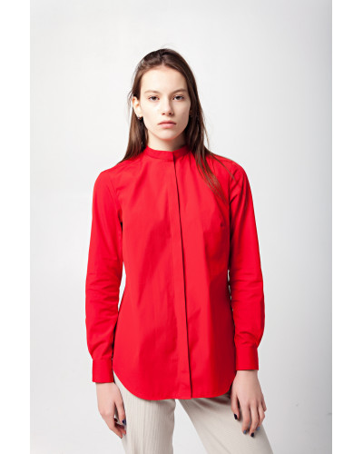 Красная рубашка со складками на спинке