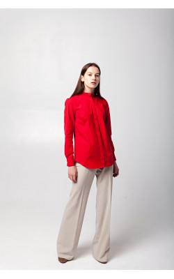Красная рубашка со складками на спинке