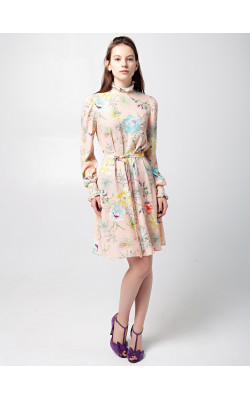 Платье со стойкой принт на розовом крепе