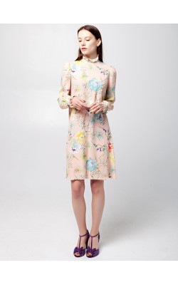 Платье со стойкой принт на розовом крепе