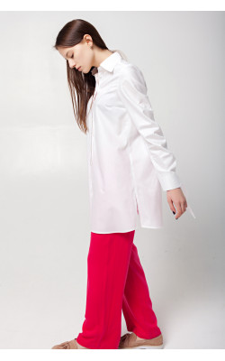 Белое платье-рубашка с большими рукавами
