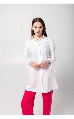 Белое платье-рубашка с большими рукавами