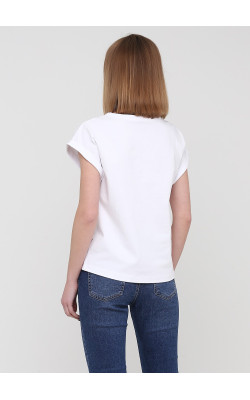 Свободная белая футболка с цельнокроенным рукавом