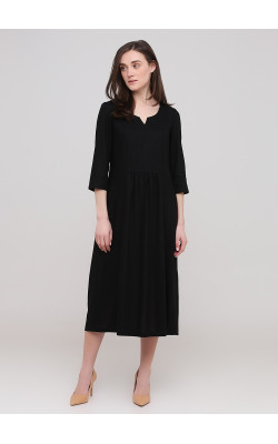 Чорна сукня середньої довжини з вирізом