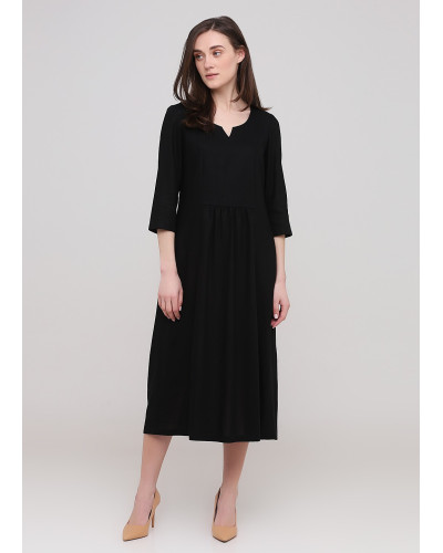 Чёрное платье средней длины с вырезом